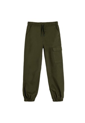 Olivengrønne tapered bukser lavet af blødt stof med elastisk talje og manchetter. Har sidelommer og en cargo-lomme på låret.