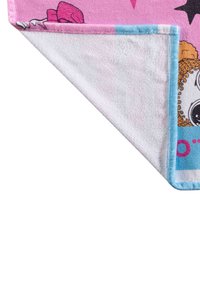 Kolorowy ręcznik z wzorzystą różową stroną w gwiazdki i rysunkiem w stylu kreskówkowym, oraz miękkim białym tyłem z niebieskim wykończeniem.