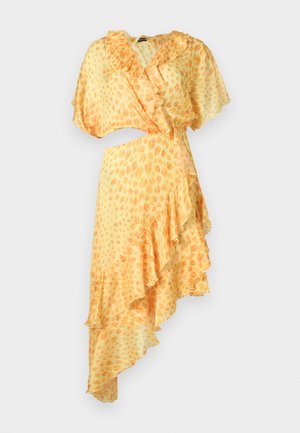 Κίτρινο και πορτοκαλί ασύμμετρο φόρεμα με λεοπάρ σχέδιο, βολάν στις άκρες και κοντά ριχτά μανίκια, με μπούστο τύπου wrap και ανοίγματα στη μέση.