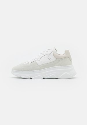 Biało-beżowy niski sneaker z grubą, ozdobioną podeszwą i sznurowanym fasonem, przedstawiony na jednolitym tle.