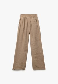 Lichtbruine, wijde broek met een textuurstof, elastische tailleband en een enkele achterzak voor extra functionaliteit.