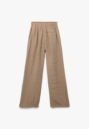 Jasnobrązowe spodnie wide-leg z teksturowanej tkaniny, elastycznym pasem i jedną tylną kieszenią dla dodatkowej funkcjonalności.