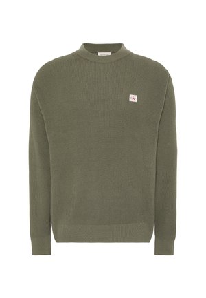 Olivgroene gebreide trui met lange mouwen en geribde manchetten, kraag en zoom, met een klein rood-wit CK-logo op de borst.