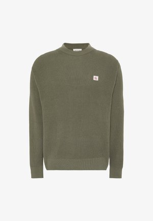 Olivgroene gebreide trui met lange mouwen en geribde manchetten, kraag en zoom, met een klein rood-wit CK-logo op de borst.