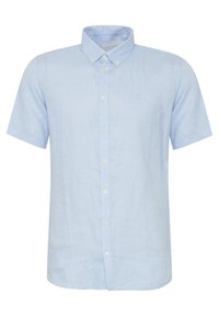 Camisa de lino de manga corta en un tono azul claro. Presenta un cuello con botones y un pequeño logo en el pecho. Sin patrones ni acentos.