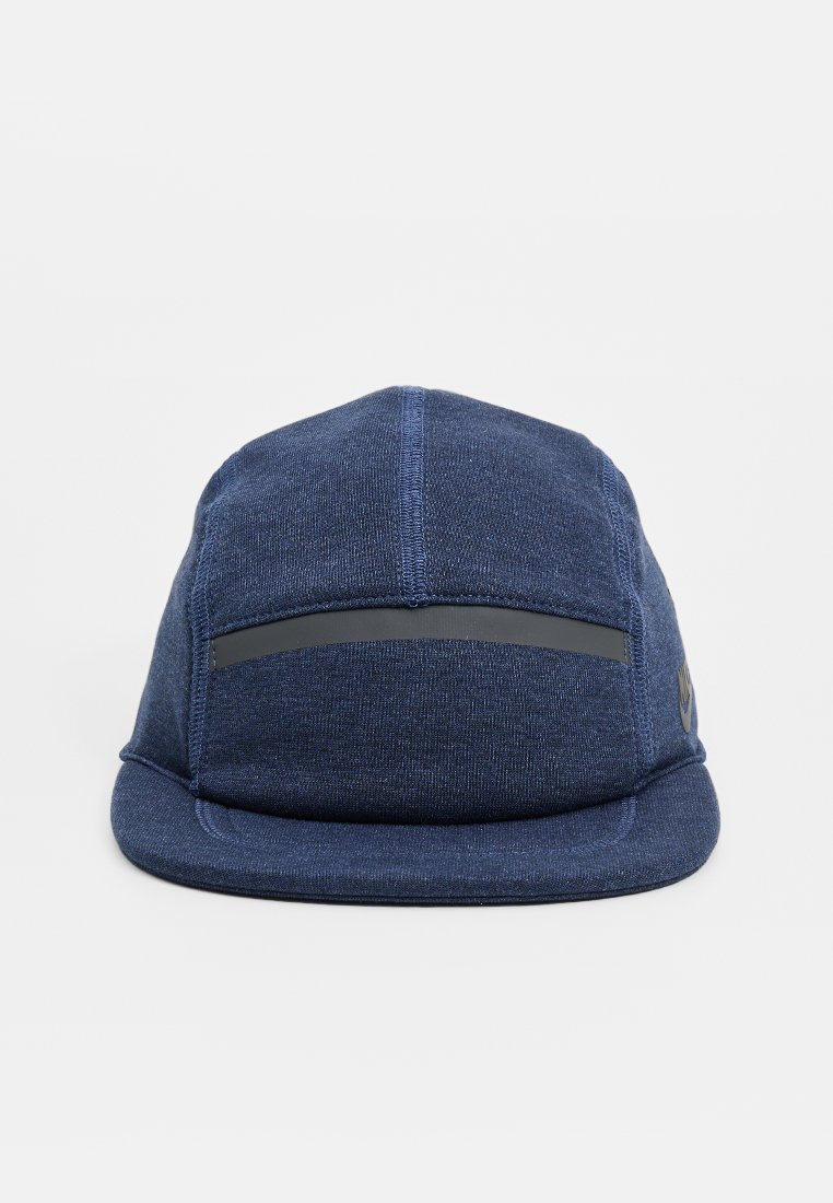Gorra azul marino con visera plana y tela texturizada. Cuenta con una banda reflectante en la parte frontal y un pequeño logotipo en el lateral.