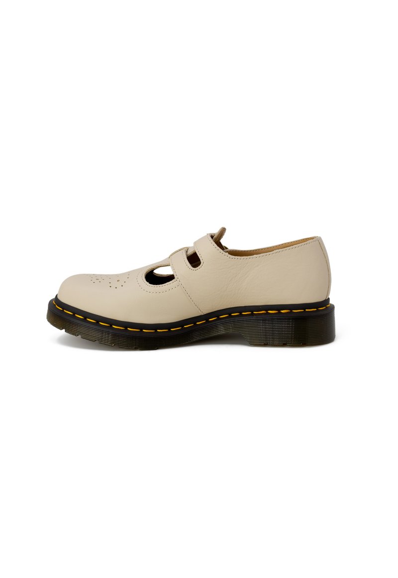 Scarpa in pelle beige con punta rotonda, design con ritagli e due aperture per cinturini. Cuciture gialle su una suola nera spessa aggiungono contrasto.