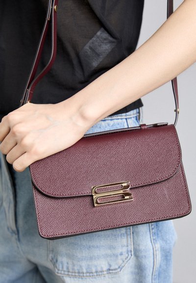 Victoria Beckham THE MINI DORIAN BAG - Kézitáska - burgundy