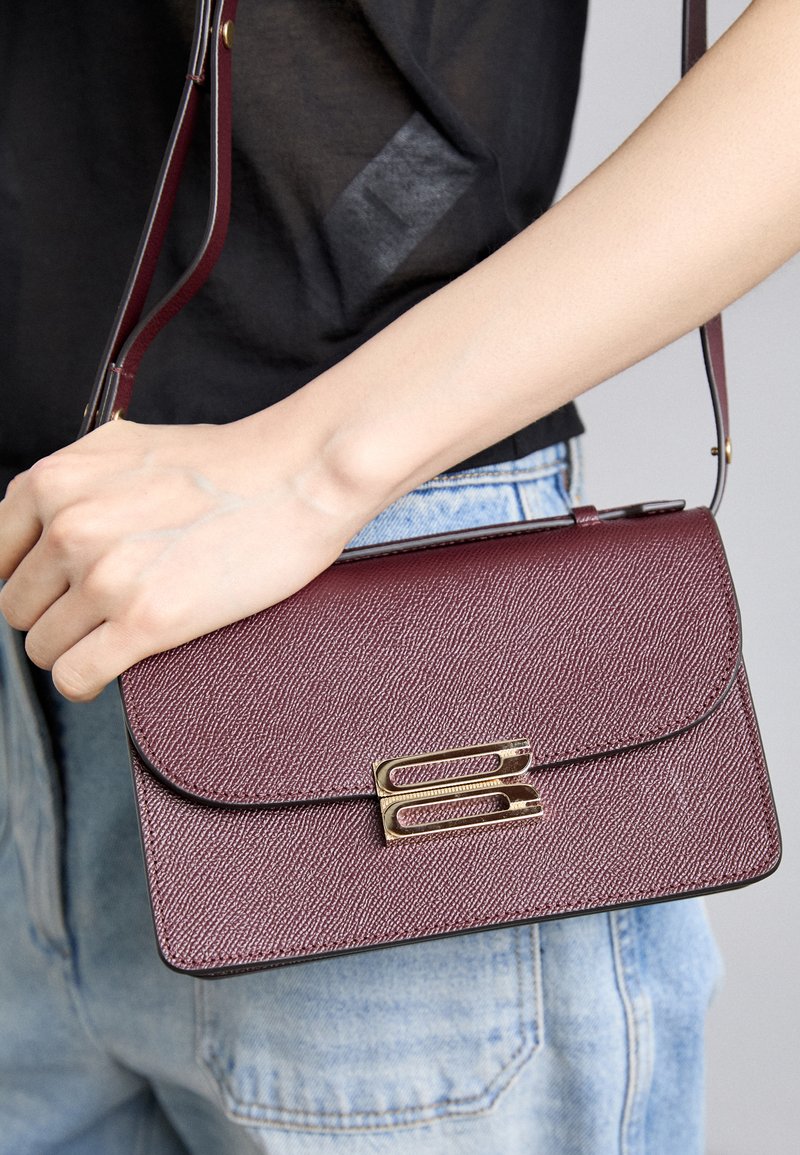 Victoria Beckham THE MINI DORIAN BAG - Handtasche - burgundy