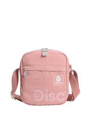 Rosa quadratische Umhängetasche mit vorderer Reißverschlusstasche, silbernen Reißverschlüssen, verstellbarem Riemen und Discovery-Logo auf der Vorderseite.