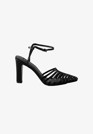 Fekete magassarkú szandál nyitott kialakítással, hegyes orral és bokapánttal. Fényes anyagból készült, vízszintes kivágásokkal a szellőzés érdekében.