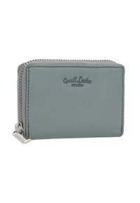 Kompaktna šedá kožená peňaženka s hladkým povrchom, strieborným zipsom, embosovaným logom a zaoblenými rohmi.