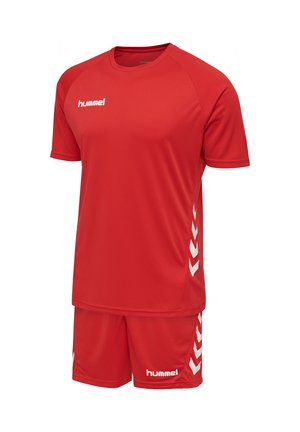 Czerwony sportowy komplet z krótkim rękawem i szortami z białymi logo "hummel" i wzorami jodełki po bokach.