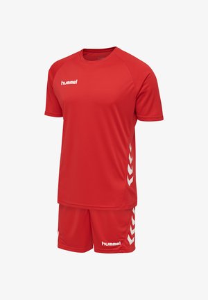 Ensemble maillot de sport rouge à manches courtes et short avec logos "hummel" blancs et motifs chevrons sur les côtés.