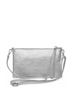 Silberne Leder-Clutch mit strukturierter Oberfläche, einem Reißverschluss und einem verstellbaren Riemen. Rechteckige Form, kompakte Größe.