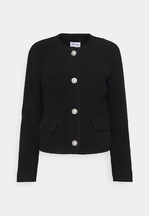 Veste noire pour femmes à manches longues avec encolure ronde, quatre boutons décoratifs en perle sur le devant et deux poches à rabat sur le devant.
