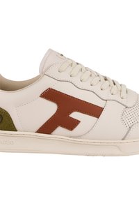 Sneaker in pelle bianca con logo marrone e dettagli verdi. Presenta una punta arrotondata, sezioni perforate e lacci beige. Suola in gomma piatta.