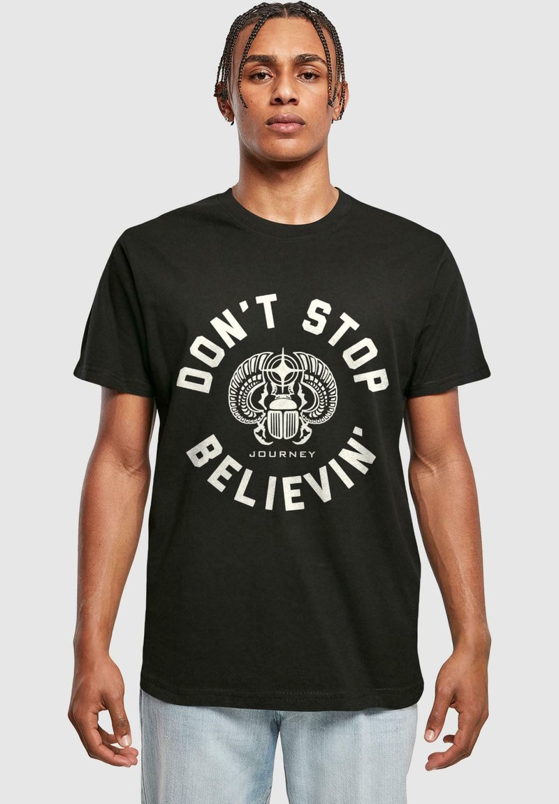 Tricou negru din bumbac, cu un grafic central ce prezintă textul alb "NU ÎNTRERUPI CREDINȚA" și un design cu aripi și un gândac.