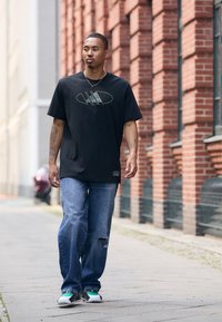 adidas Performance LOGO TEE - Trükipildiga T-särk - black