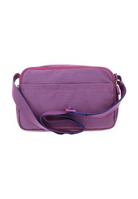 Sac bandoulière en tissu violet à texture lisse, fermeture éclair, sangle réglable et poche avant. Forme rectangulaire compacte.
