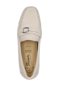 Beige Mokassinschuh mit texturierter Oberfläche, dekorativen gestickten Akzenten und einem silbernen Schnallen-Detail am Riemen. Weiche Innenauskleidung sichtbar.