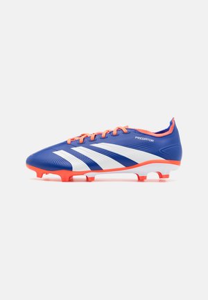 Crampon de football bleu avec bandes blanches, accents orange, tige synthétique texturée et semelle extérieure à crampons moulés pour une traction optimale.