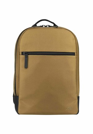 Sac à dos rectangulaire de couleur tan avec une poche zippée noire à l'avant et une poignée noire sur le dessus, fabriqué en tissu texturé.