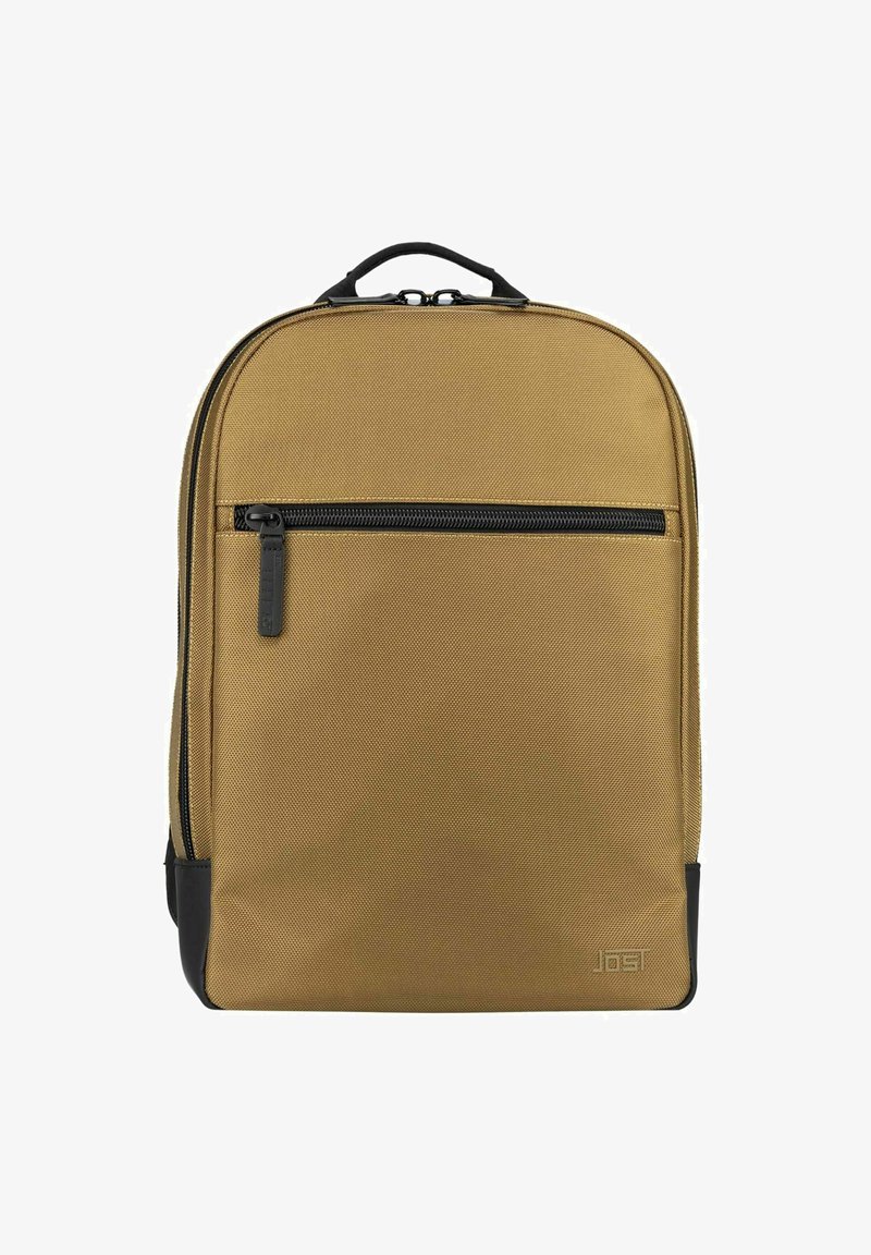 Sac à dos rectangulaire de couleur tan avec une poche zippée noire à l'avant et une poignée noire sur le dessus, fabriqué en tissu texturé.