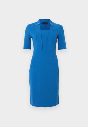 Robe bleue longueur genou avec manches au coude, encolure carrée, détail de col structuré, taille cintrée et tissu lisse.