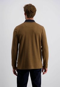 Braunes Strick-Poloshirt mit langen Ärmeln und einem marineblauen Kragen, das ein strukturiertes Muster und seitliche Schlitze am Saum aufweist. Rückansicht dargestellt.