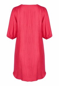 Rosa strukturiertes Kleid mit lockerer Passform, kurzen Puffärmeln und rundem Ausschnitt, glatter Oberfläche und fließender Silhouette.