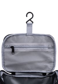 Grau hängender Kulturtasche mit einem Netzfach, einem Reißverschlussfach und einem schwarzen Haken für einfachen Zugriff. Robustes Material und strukturiertes Design.