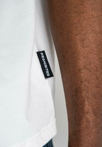Thumbnail Image 8