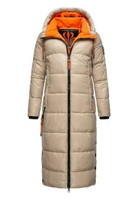 Beige pufferjack met een textuurafwerking, voorzien van een oranje gevoerde capuchon, zwarte ritsen en zijzakken met trekkoorddetails.