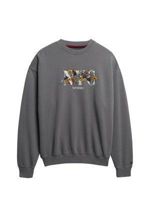 Sweatshirt gris avec un design floral brodé incluant le texte "NYC" et "SUPERDRY". Col rond classique et poignets et ourlet côtelés.