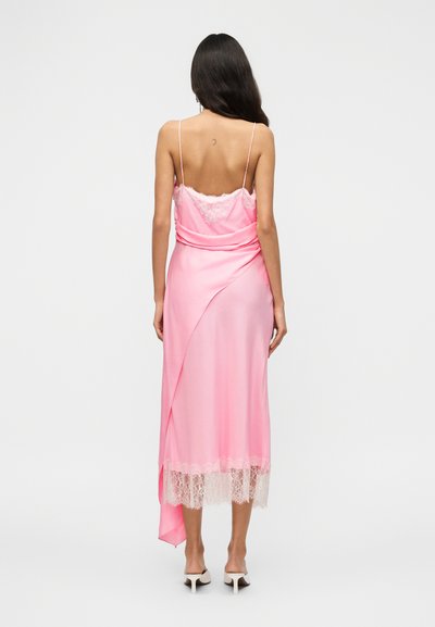 Ροζ σατέν φόρεμα με ρυθμιζόμενους λεπτούς ώμους, διακοσμητική δαντέλα με κοψίματα στο τελείωμα και σχέδιο με πτυχώσεις που δημιουργεί μια ρέουσα σιλουέτα.