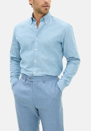 Lichtblauw overhemd met knopen, gemaakt van een zachte, gestructureerde stof, gecombineerd met bijpassende lichtblauwe broek met knoopsluiting en zijzakken.