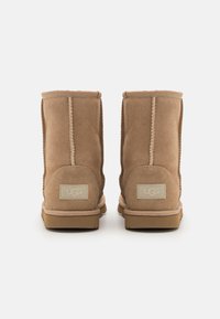 UGG CLASSIC II UNISEX - Klassikalised poolsaapad - sand
