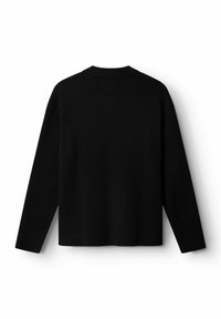 Camiseta negra de manga larga con un ajuste relajado, escote redondo y diseño minimalista. El material parece suave con una textura lisa.