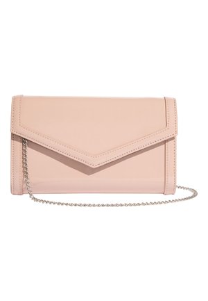 Poskipunan vaaleanpunainen nahkainen kirjekuorimallinen clutch hopeaketjulla ja siisteillä ompeleiden yksityiskohdilla valkoisella taustalla.