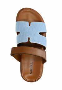 Bruine leren slide-sandaal met een brede blauwe denim band met uitsnijdingen. Glad zool en zachte textuur voor comfort.