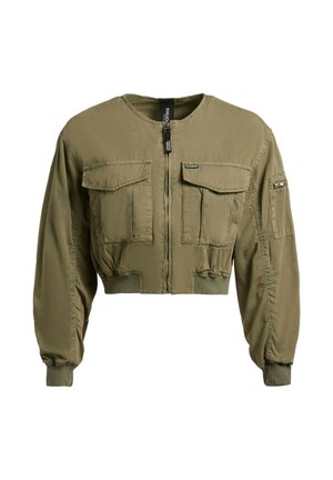 Chaqueta bomber corta de color verde oliva con cremallera frontal, dos bolsillos en el pecho con solapa, bolsillo con cremallera en la manga izquierda y puños y dobladillo acanalados.