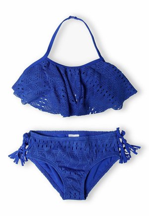Niebieski zestaw bikini szydełkowego z falbankowym topem i wzorzystymi majtkami z wiązaniami. Wykonany z miękkiego, elastycznego materiału zapewniającego komfort.