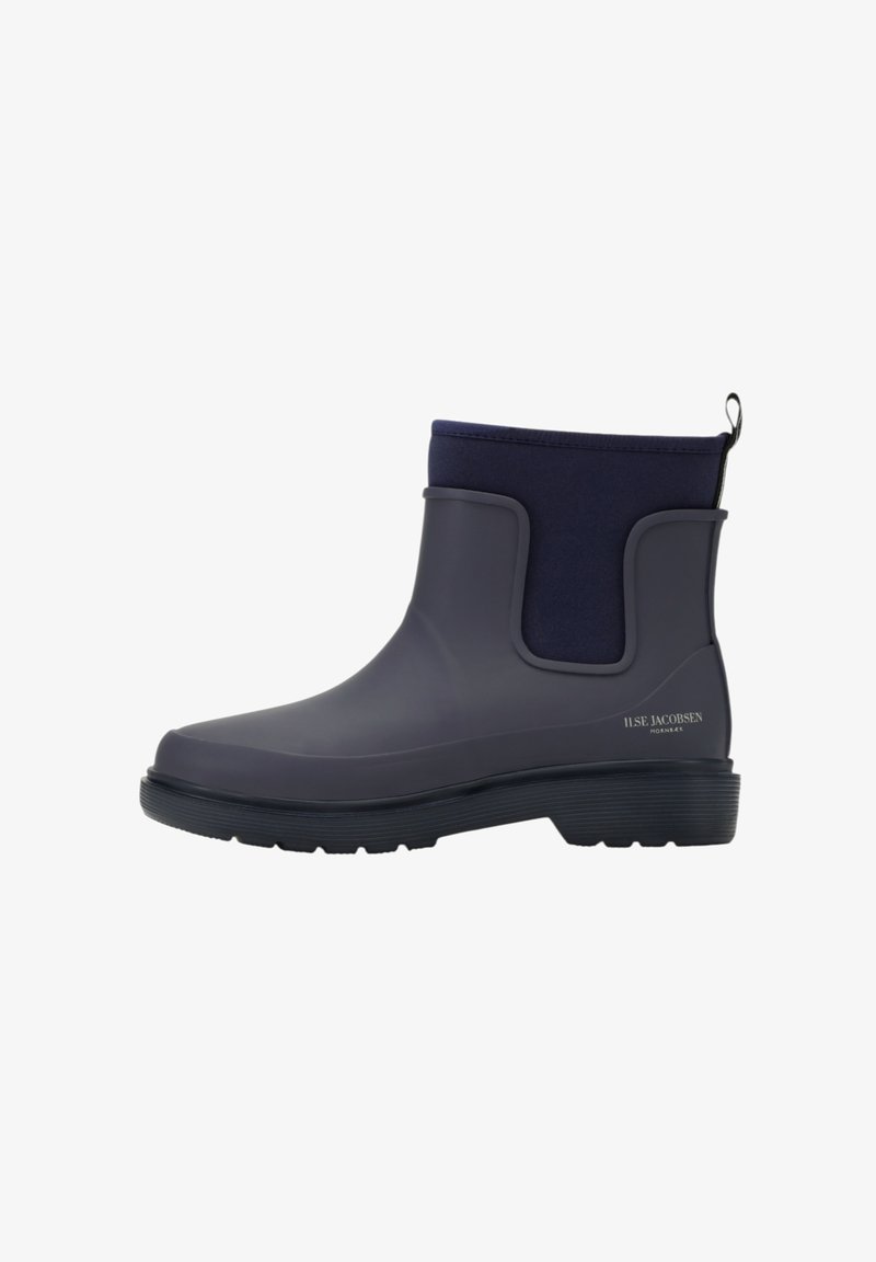 Bota impermeable hasta la mitad de la pantorrilla en goma gris oscuro, con una parte superior de textil en azul marino y una suela negra texturizada. Incluye una lengüeta para facilitar el uso.