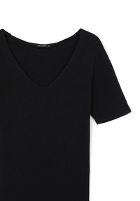 Top a costine nero con maniche corte e scollatura a V profonda. Tessuto morbido e design senza cuciture, con un'etichetta visibile all'collo.