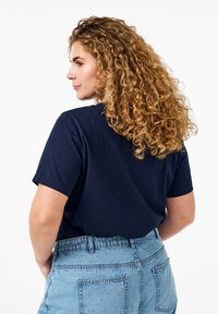 Zizzi MIT RUNDHALSAUSSCHNITT - Camiseta básica - navy blazer