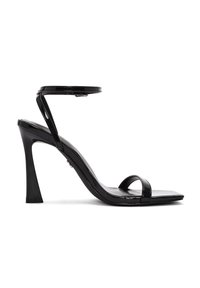 Zwarte gepatenteerde leren stiletto sandaal met een vierkante neus, dunne enkelband en een hoge blokhak. Glad textuur met een glanzende afwerking.