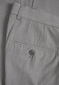 Tela gris a rayas con textura suave, que presenta una cinturilla horizontal, un bolsillo trasero y un detalle de botón negro.