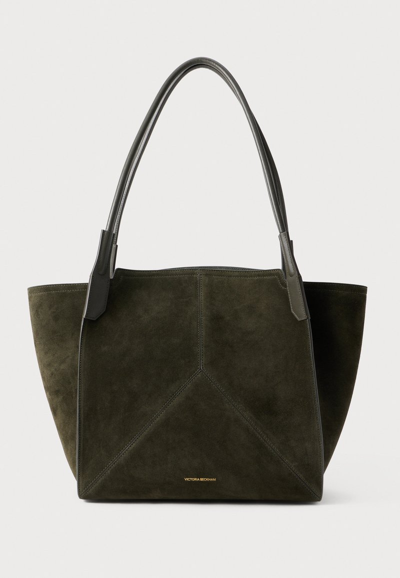 Bolsa tote de camurça verde escura com alças longas em pele preta, design angular e detalhe em logo dourado na parte inferior. Forma texturizada e estruturada.