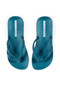 Türkise Flip-Flops mit strukturierten Gummisohlen, breiten Riemen und einem Markenetikett. Die Riemen sind leicht glänzend und flexibel.